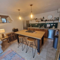 Haus zu verkaufen in Frankreich - Gite kitchen with oak island.jpg